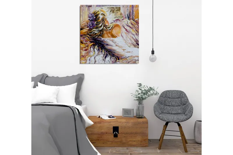 Lerretsbilde - Kvinnelig figur med blomster i håret som hviler i myke omgivelser - Lilla / Beige / Hvit - Innredning - Bilder & kunst - Lerretsbilder