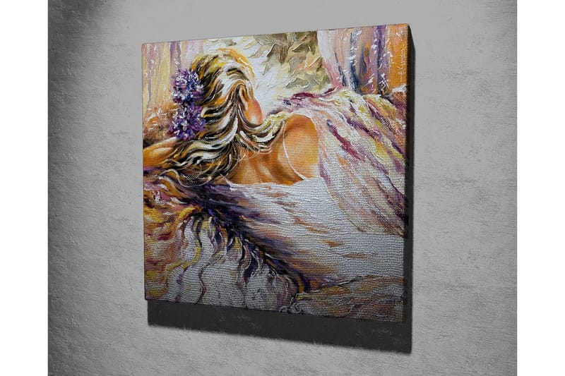 Lerretsbilde - Kvinnelig figur med blomster i håret som hviler i myke omgivelser - Lilla / Beige / Hvit - Innredning - Bilder & kunst - Lerretsbilder