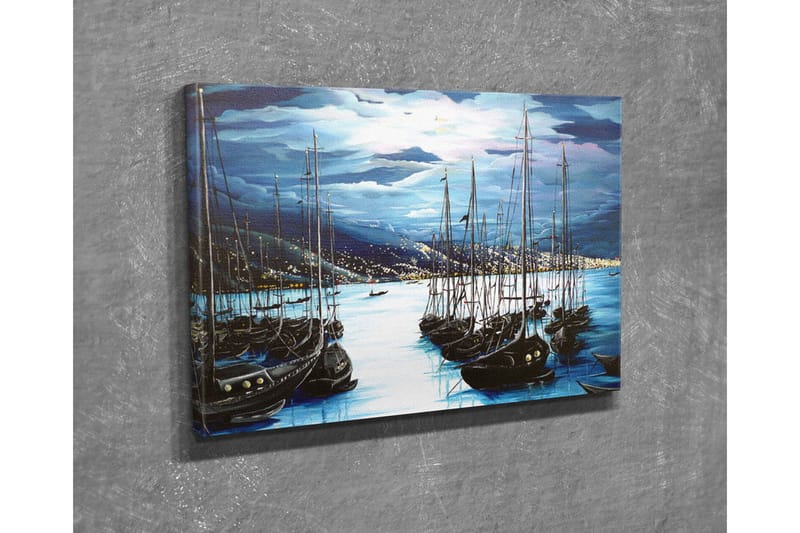 Lerretsbilde - Mørke seilbåter i en stille havn under en dramatisk himmel - Mørk blå / Svart / Lys blå - Innredning - Bilder & kunst - Lerretsbilder