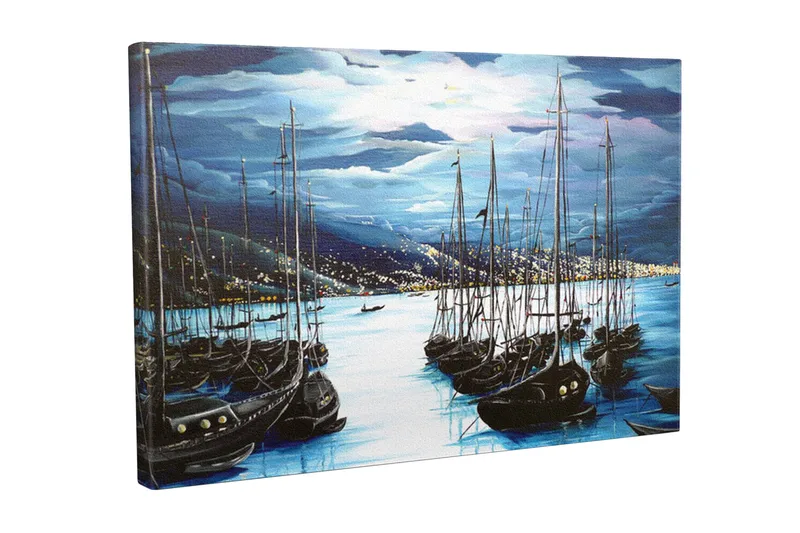 Lerretsbilde - Mørke seilbåter i en stille havn under en dramatisk himmel, Mørk blå / Svart / Lys blå