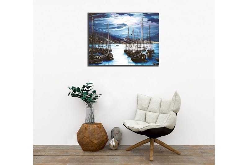 Lerretsbilde - Mørke seilbåter i en stille havn under en dramatisk himmel - Mørk blå / Svart / Lys blå - Innredning - Bilder & kunst - Lerretsbilder