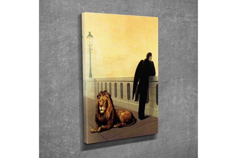 Lerretsbilde - Mørkkledd mann med vinger står ved et rekkverk, med en løve liggende ved siden av seg - Gull / Svart / Brun - Innredning - Bilder & kunst - Lerretsbilder