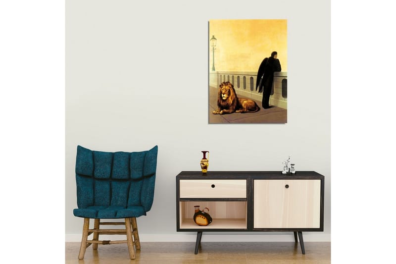 Lerretsbilde - Mørkkledd mann med vinger står ved et rekkverk, med en løve liggende ved siden av seg - Gull / Svart / Brun - Innredning - Bilder & kunst - Lerretsbilder