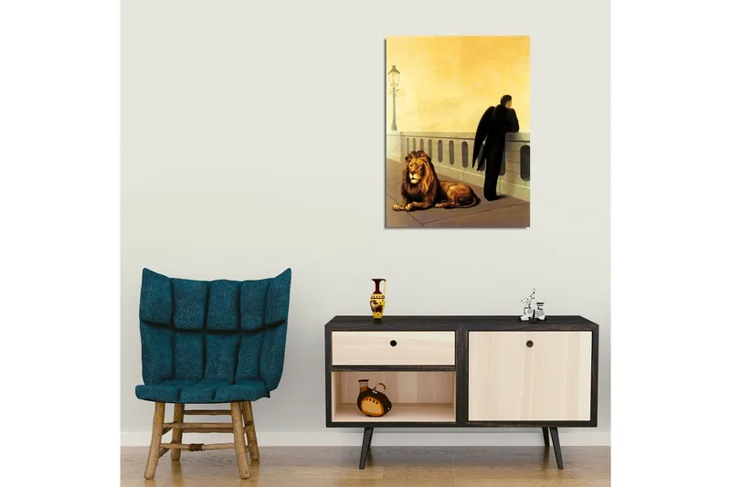 Lerretsbilde - Mørkkledd mann med vinger står ved et rekkverk, med en løve liggende ved siden av seg - Gull / Svart / Brun - Innredning - Bilder & kunst - Lerretsbilder