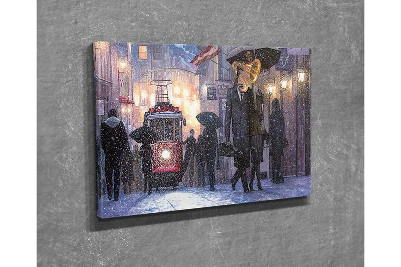 Lerretsbilde - Mørkt bybilde med en gammeldags trikk og folk med paraplyer i snøfall - Mørk blå / Rød / Grå - Innredning - Bilder & kunst - Lerretsbilder