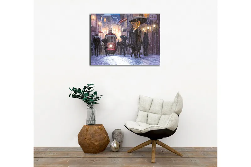 Lerretsbilde - Mørkt bybilde med en gammeldags trikk og folk med paraplyer i snøfall - Mørk blå / Rød / Grå - Innredning - Bilder & kunst - Lerretsbilder