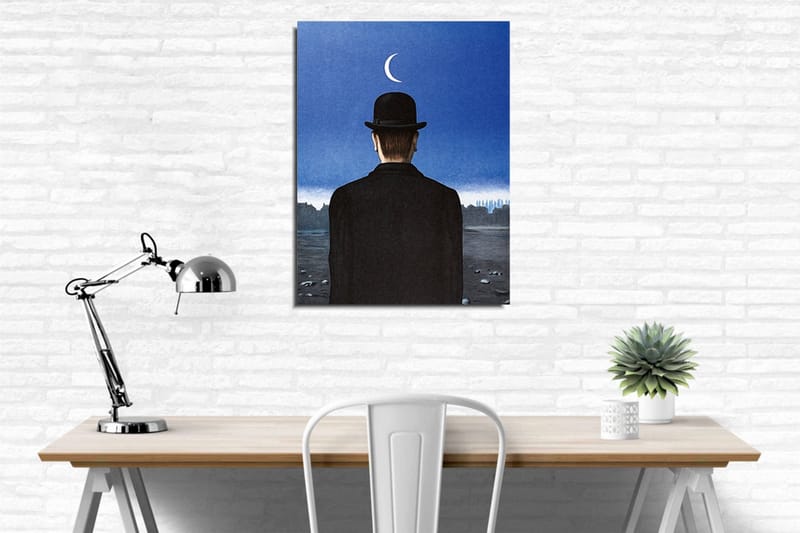 Lerretsbilde - Mann i svart hatt som ser ut over et landskap med en halvmåne på himmelen - Mørk blå / Svart - Innredning - Bilder & kunst - Lerretsbilder