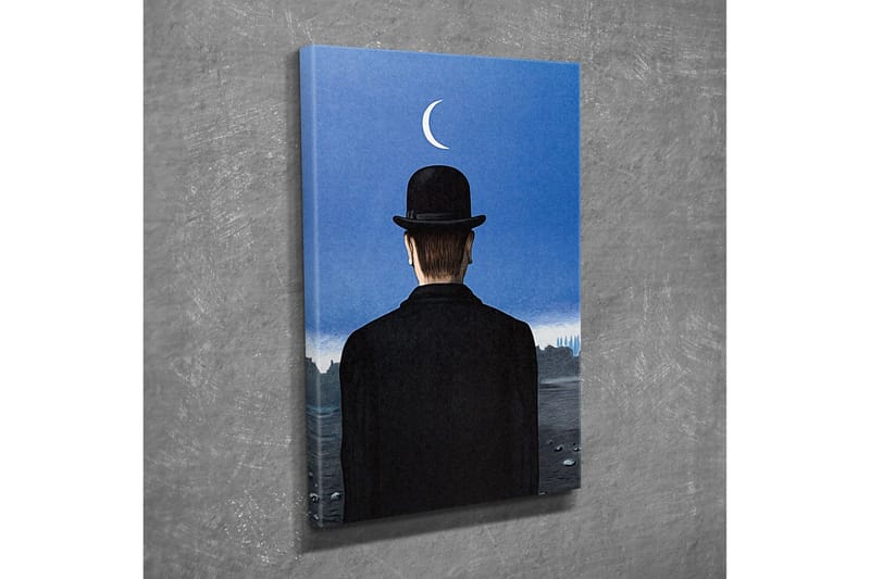 Lerretsbilde - Mann i svart hatt som ser ut over et landskap med en halvmåne på himmelen - Mørk blå / Svart - Innredning - Bilder & kunst - Lerretsbilder
