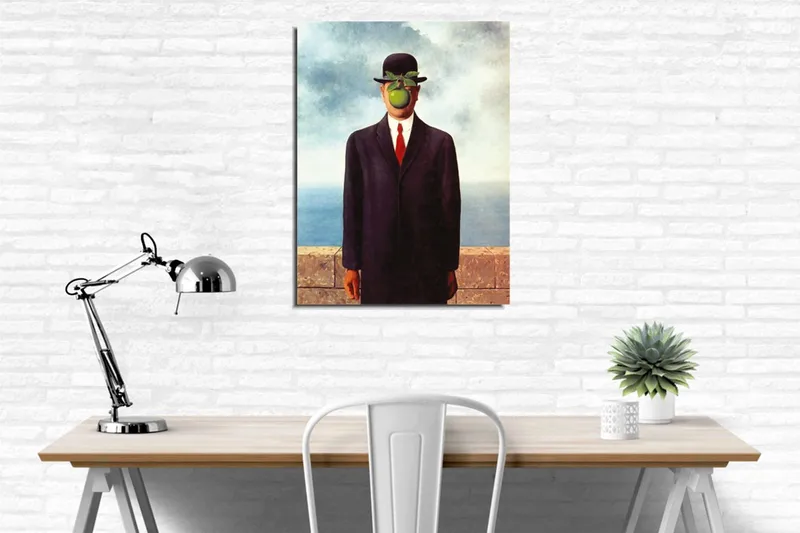 Lerretsbilde - Mann med eple foran ansiktet i dress og hatt - Mørk blå / Grønn / Svart - Innredning - Bilder & kunst - Lerretsbilder