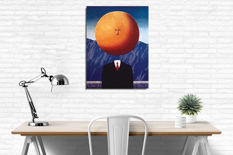 Lerretsbilde - Mann med et solformet hode i et surrealistisk landskap - Oransje / Mørk blå / Svart - Innredning - Bilder & kunst - Lerretsbilder