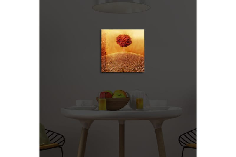 Lerretsbilde med LED-belysning 28x28 cm - Ensomt rødt tre på en gyllen ås - Rød / Gull / Beige - Innredning - Bilder & kunst - Lerretsbilder
