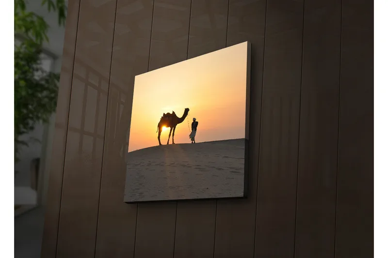 Lerretsbilde med LED-belysning 28x28 cm - Kamel og mann ved solnedgang på sanddyner - Oransje / Gul / Svart - Innredning - Bilder & kunst - Lerretsbilder