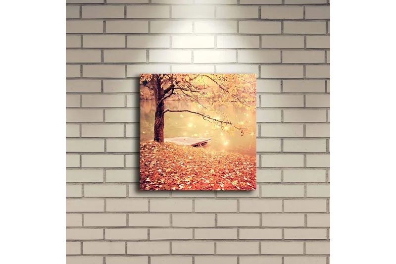 Lerretsbilde med LED-belysning 28x28 cm - Vakker høstscene med et tre og en båt ved en speilblank innsjø - Oransje / Gull / Brun - Innredning - Bilder & kunst - Lerretsbilder