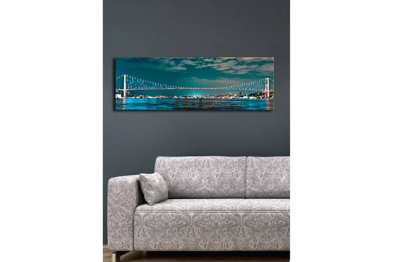 Lerretsbilde med LED-belysning 30x90 cm - Bro over et rolig vann med bylys i bakgrunnen - Mørk blå / Turkis / Lys grønn - Innredning - Bilder & kunst - Lerretsbilder