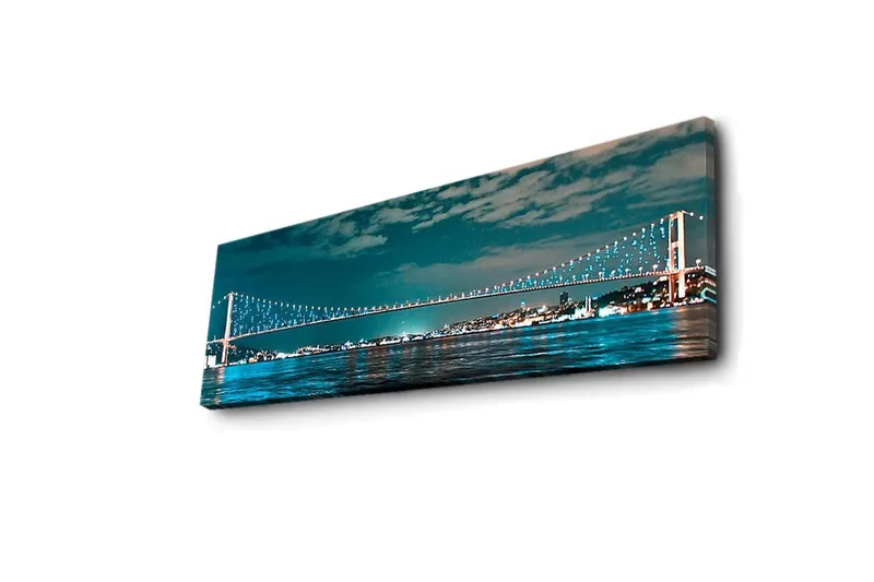 Lerretsbilde med LED-belysning 30x90 cm - Bro over et rolig vann med bylys i bakgrunnen - Mørk blå / Turkis / Lys grønn - Innredning - Bilder & kunst - Lerretsbilder