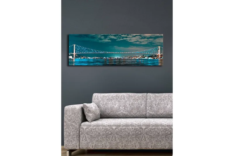 Lerretsbilde med LED-belysning 30x90 cm - Bro over et rolig vann med bylys i bakgrunnen - Mørk blå / Turkis / Lys grønn - Innredning - Bilder & kunst - Lerretsbilder