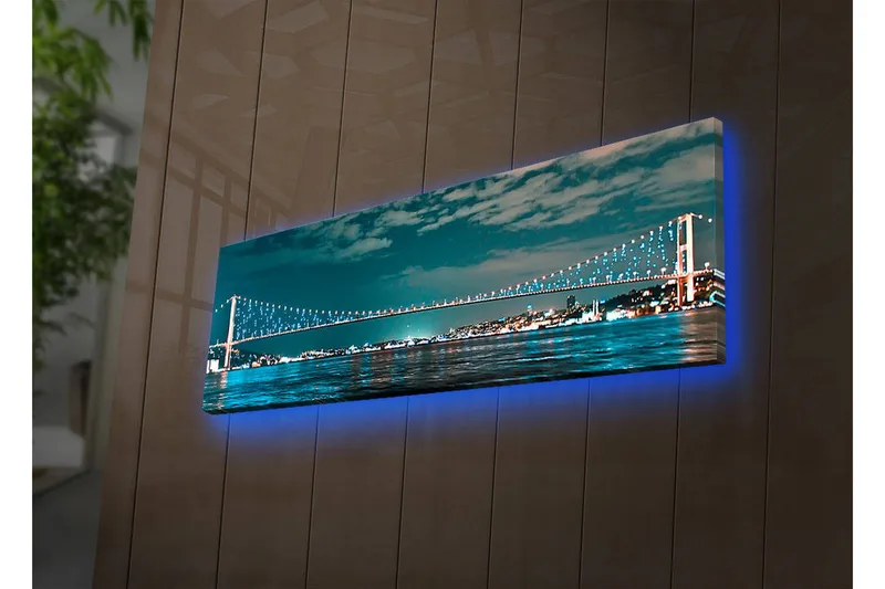 Lerretsbilde med LED-belysning 30x90 cm - Bro over et rolig vann med bylys i bakgrunnen - Mørk blå / Turkis / Lys grønn - Innredning - Bilder & kunst - Lerretsbilder