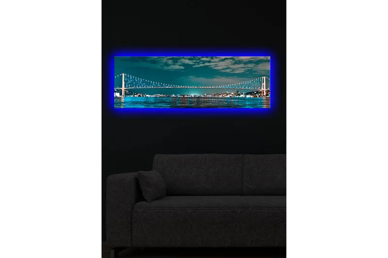 Lerretsbilde med LED-belysning 30x90 cm - Bro over et rolig vann med bylys i bakgrunnen - Mørk blå / Turkis / Lys grønn - Innredning - Bilder & kunst - Lerretsbilder