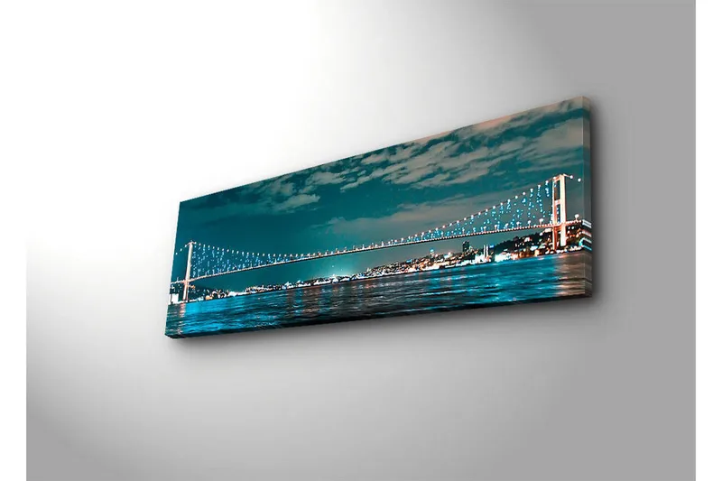 Lerretsbilde med LED-belysning 30x90 cm - Bro over et rolig vann med bylys i bakgrunnen - Mørk blå / Turkis / Lys grønn - Innredning - Bilder & kunst - Lerretsbilder