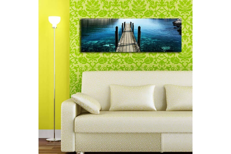 Lerretsbilde med LED-belysning 30x90 cm - Brygge som strekker seg over klart vann - Blå / Grønn / Brun - Innredning - Bilder & kunst - Lerretsbilder