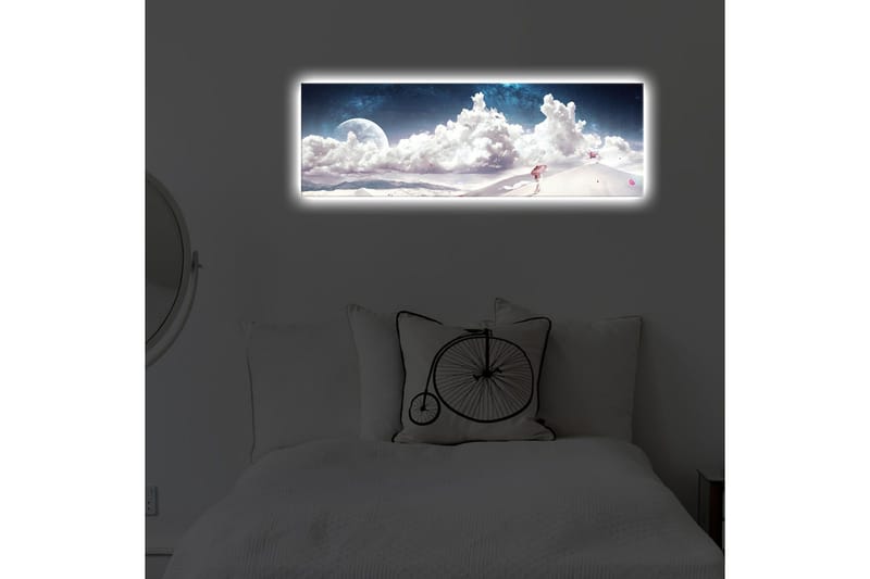 Lerretsbilde med LED-belysning 30x90 cm - Drømmeaktig landskap med en enslig figur som bærer en paraply i et snødekt miljø under en stjerneklar himmel - Blå / Hvit / Rosa - Innredning - Bilder & kunst - Lerretsbilder