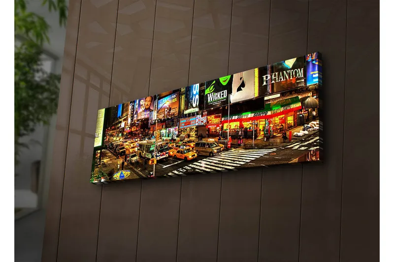 Lerretsbilde med LED-belysning 30x90 cm - Livlig bybilde av Times Square med neonskilt og trafikk, Gul / Grønn / Rød