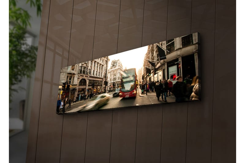Lerretsbilde med LED-belysning 30x90 cm - Livlig bybilde med bevegelse og mennesker på en gate - Rød / Beige / Grønn - Innredning - Bilder & kunst - Lerretsbilder