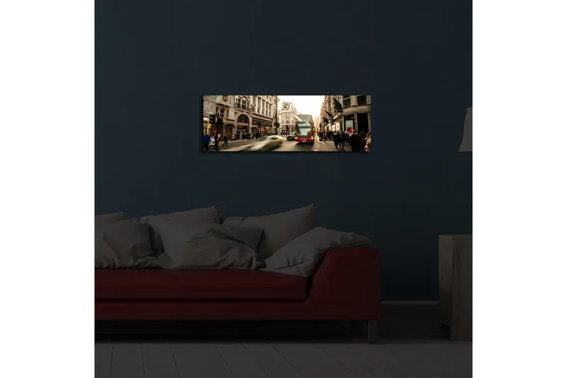 Lerretsbilde med LED-belysning 30x90 cm - Livlig bybilde med bevegelse og mennesker på en gate - Rød / Beige / Grønn - Innredning - Bilder & kunst - Lerretsbilder