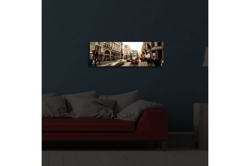 Lerretsbilde med LED-belysning 30x90 cm - Livlig bybilde med bevegelse og mennesker på en gate - Rød / Beige / Grønn - Innredning - Bilder & kunst - Lerretsbilder