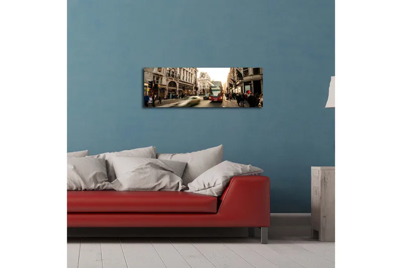 Lerretsbilde med LED-belysning 30x90 cm - Livlig bybilde med bevegelse og mennesker på en gate - Rød / Beige / Grønn - Innredning - Bilder & kunst - Lerretsbilder