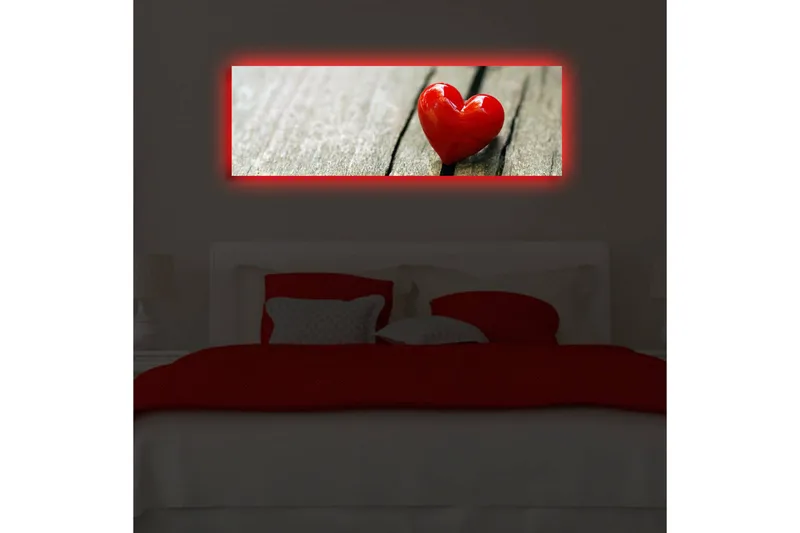 Lerretsbilde med LED-belysning 30x90 cm - Rød hjerteformet dekorasjon på en treflate - Rød / Brun - Innredning - Bilder & kunst - Lerretsbilder