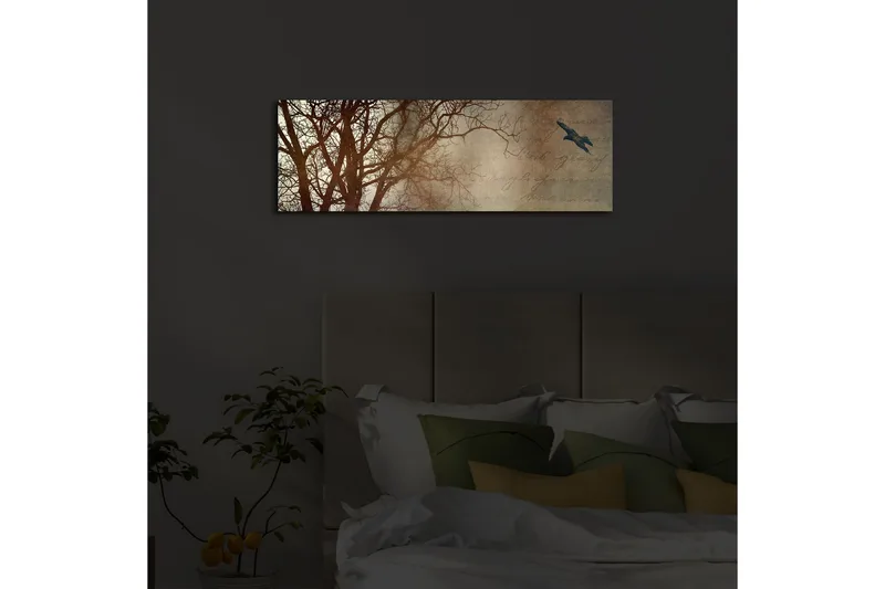 Lerretsbilde med LED-belysning 30x90 cm - Silhuett av et tre med en fugl i flukt mot en mykt tonet bakgrunn - Mørk brun / Beige / Svart - Innredning - Bilder & kunst - Lerretsbilder