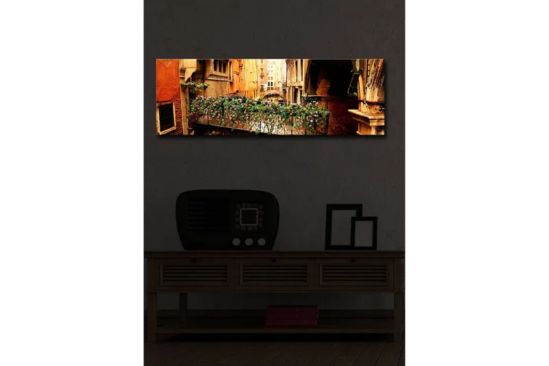 Lerretsbilde med LED-belysning 30x90 cm - Sjarmerende balkong med blomster i en venetiansk bakgate - Terrakotta / Grønn / Rosa - Innredning - Bilder & kunst - Lerretsbilder