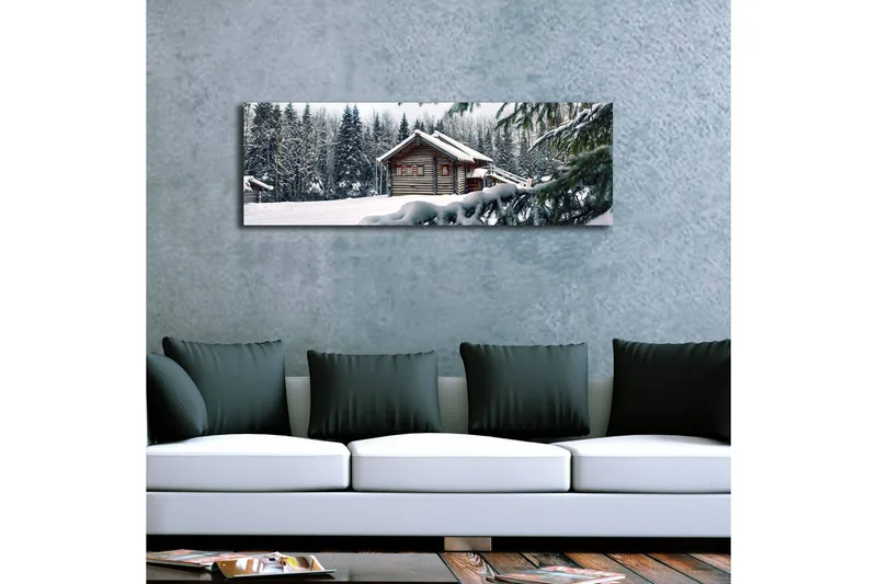 Lerretsbilde med LED-belysning 30x90 cm - Vinterlandskap med hytte omgitt av snø og grantrær - Hvit / Grønn / Brun - Innredning - Bilder & kunst - Lerretsbilder