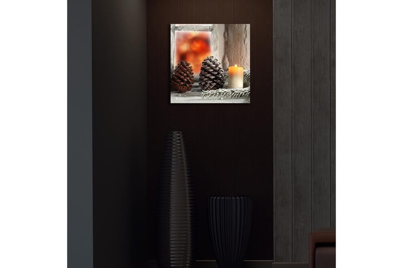 Lerretsbilde med LED-belysning 40x40 cm - Kongler og et stearinlys på en vinterinspirert bakgrunn - Mørk brun / Beige / Grønn - Innredning - Bilder & kunst - Lerretsbilder