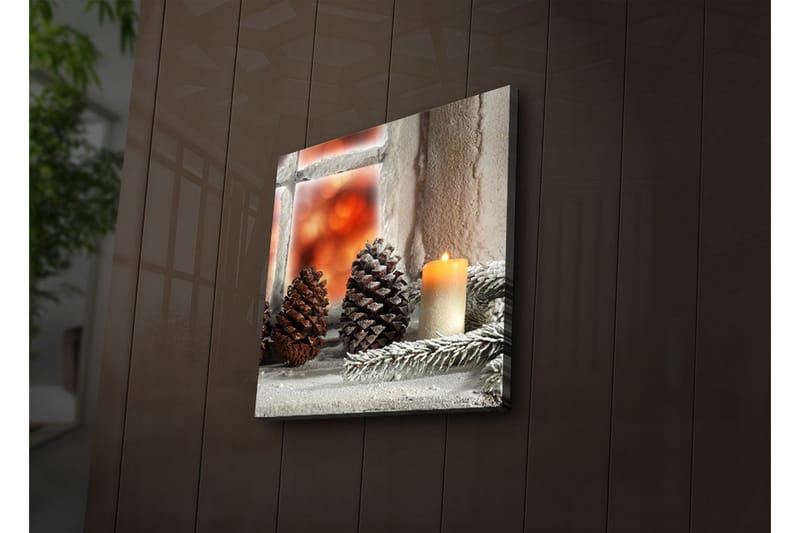 Lerretsbilde med LED-belysning 40x40 cm - Kongler og et stearinlys på en vinterinspirert bakgrunn - Mørk brun / Beige / Grønn - Innredning - Bilder & kunst - Lerretsbilder