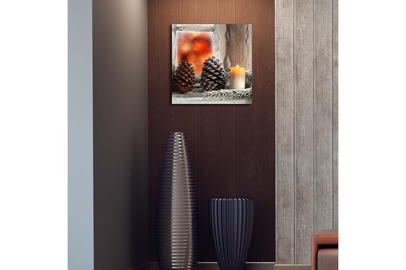 Lerretsbilde med LED-belysning 40x40 cm - Kongler og et stearinlys på en vinterinspirert bakgrunn - Mørk brun / Beige / Grønn - Innredning - Bilder & kunst - Lerretsbilder