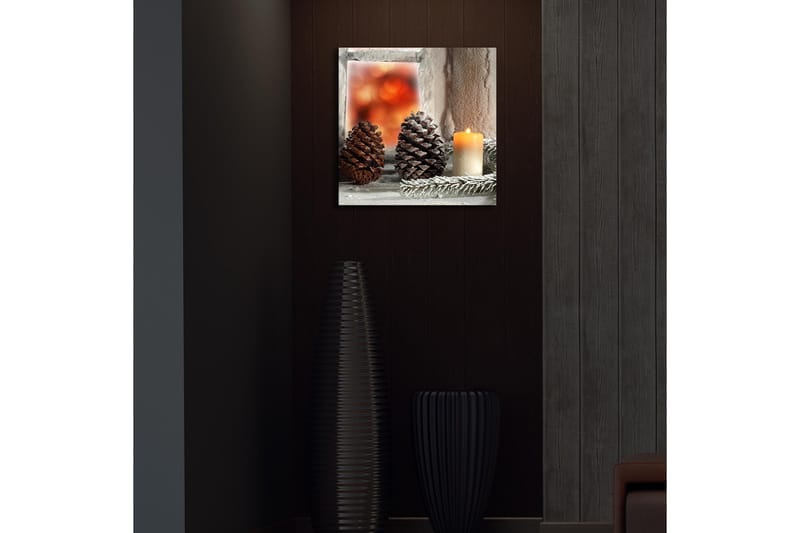 Lerretsbilde med LED-belysning 40x40 cm - Kongler og et stearinlys på en vinterinspirert bakgrunn - Mørk brun / Beige / Grønn - Innredning - Bilder & kunst - Lerretsbilder