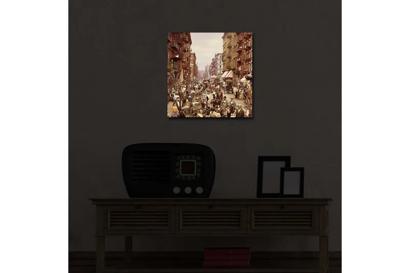 Lerretsbilde med LED-belysning 40x40 cm - Livlig gate med folk og markedsboder - Brun / Beige / Grønn - Innredning - Bilder & kunst - Lerretsbilder