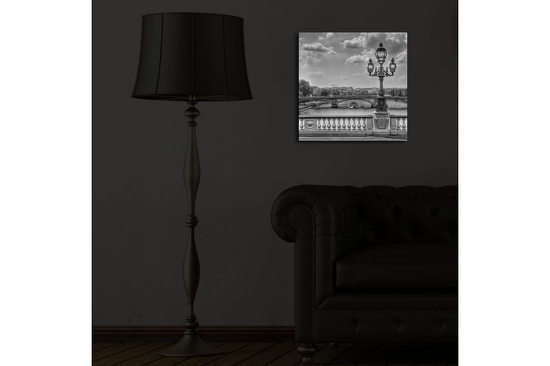 Lerretsbilde med LED-belysning 40x40 cm - Svart-hvitt bybilde med en elegant gatelykt ved en bro - Svart / Hvit / Grå - Innredning - Bilder & kunst - Lerretsbilder
