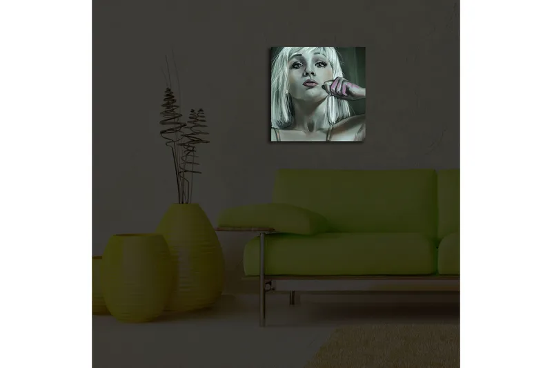 Lerretsbilde med LED-belysning 40x40 cm - Portrett av en kvinne med blondt hår og en selvsikker positur - Lys grå / Rosa / Mørk grønn - Innredning - Bilder & kunst - Lerretsbilder