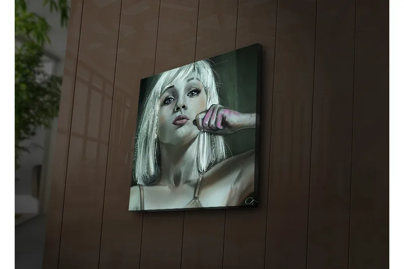 Lerretsbilde med LED-belysning 40x40 cm - Portrett av en kvinne med blondt hår og en selvsikker positur - Lys grå / Rosa / Mørk grønn - Innredning - Bilder & kunst - Lerretsbilder