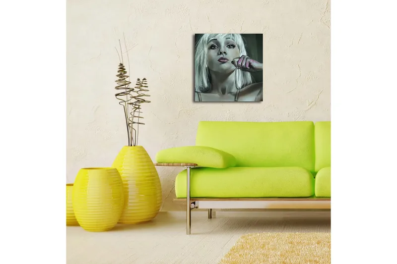 Lerretsbilde med LED-belysning 40x40 cm - Portrett av en kvinne med blondt hår og en selvsikker positur - Lys grå / Rosa / Mørk grønn - Innredning - Bilder & kunst - Lerretsbilder