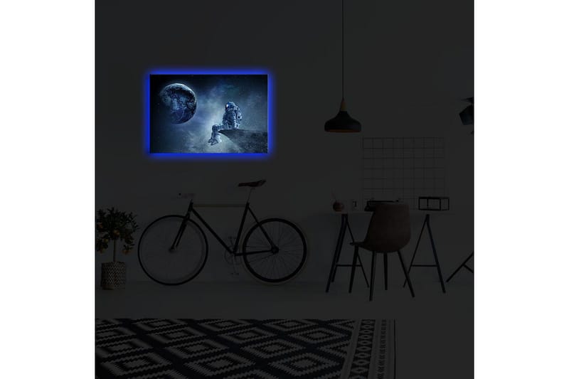 Lerretsbilde med LED-belysning 45x70 cm - Astronaut sitter på en stein og ser ut på jorden i rommet - Mørk blå / Grå / Hvit - Innredning - Bilder & kunst - Lerretsbilder