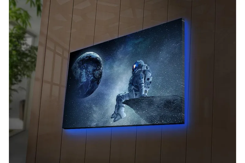 Lerretsbilde med LED-belysning 45x70 cm - Astronaut sitter på en stein og ser ut på jorden i rommet - Mørk blå / Grå / Hvit - Innredning - Bilder & kunst - Lerretsbilder