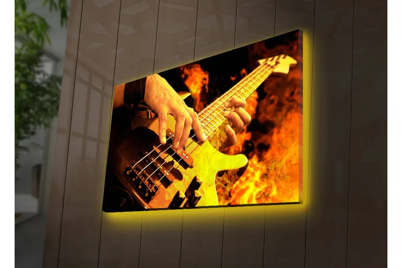 Lerretsbilde med LED-belysning 45x70 cm - Gitarist spiller elektrisk bass omgitt av flammende flammer, Oransje / Svart / Gul