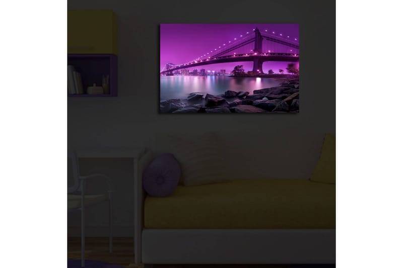Lerretsbilde med LED-belysning 45x70 cm - Lys lilla bro som spenner over en rolig vannoverflate - Lys lilla / Mørkegrå / Svart - Innredning - Bilder & kunst - Lerretsbilder