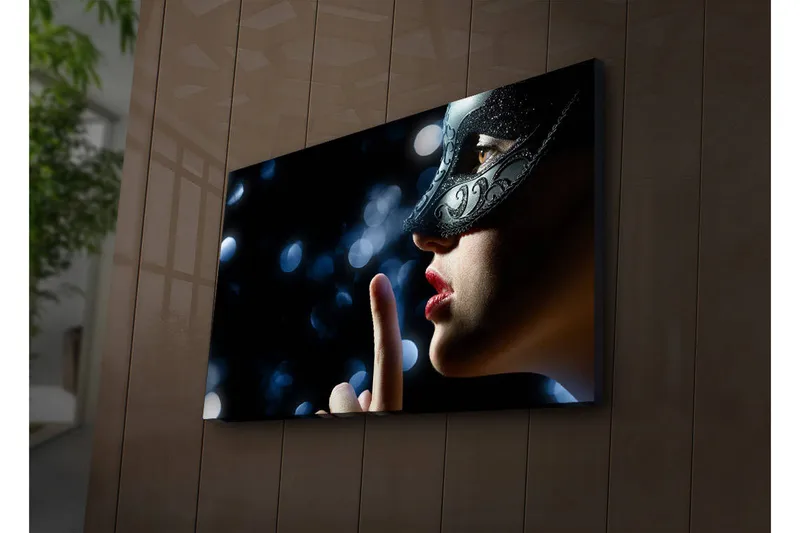 Lerretsbilde med LED-belysning 45x70 cm - Mystisk kvinne med maske som lager en stillhetsgest - Svart / Hudtone / Rød - Innredning - Bilder & kunst - Lerretsbilder