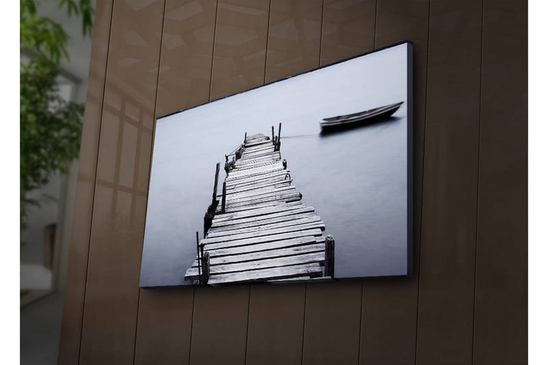 Lerretsbilde med LED-belysning 45x70 cm - Ro ved en trebrygge med en båt i det fjerne - Grå / Svart / Hvit - Innredning - Bilder & kunst - Lerretsbilder