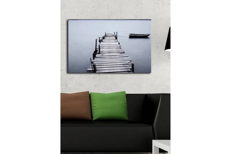 Lerretsbilde med LED-belysning 45x70 cm - Ro ved en trebrygge med en båt i det fjerne - Grå / Svart / Hvit - Innredning - Bilder & kunst - Lerretsbilder